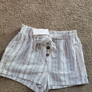✨️NWT✨️Size Large Boho Shorts Tie waist Wooden Buttons Black and White